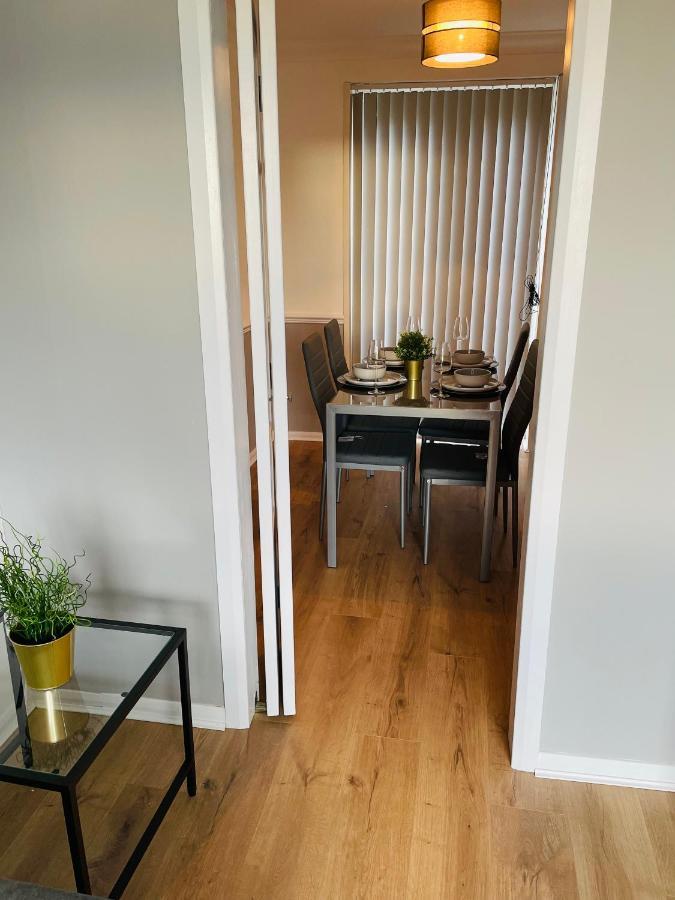 Wolverhampton Large 3 Bedrooms 5 Bed House Perfect For Short & Long Stays Contractors Business Nhs Insurance 1 Bathroom And Separate Wc Private Garden Driveway For 2 Large Vehicles Close To City Centre M6 M54 And Walsall Willenhall Cannock Property Exterior foto